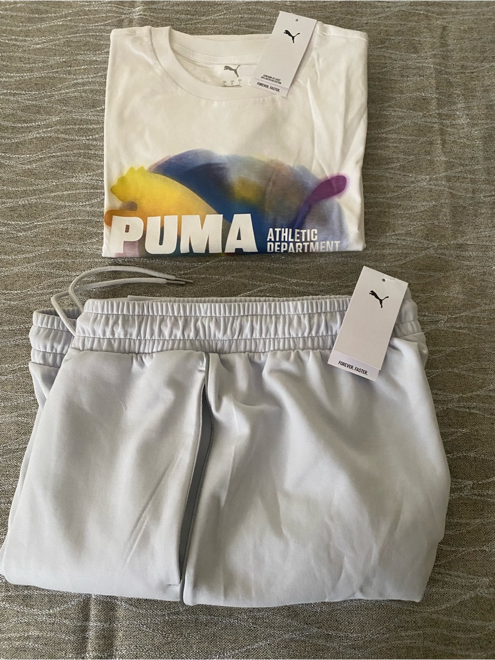 PUMA Bundle, sweat pants and tee shirt - Picture 3 of 8